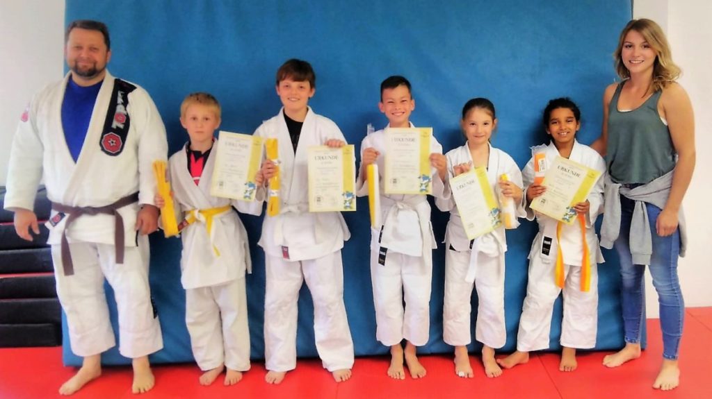 Der Shotokan Club gratuliert seinen Ju-Jutsu Schülern zur bestandenen Prüfung.